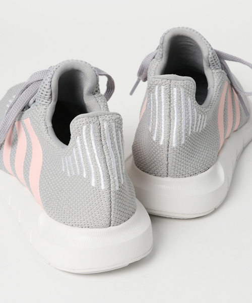 adidas（アディダス）の「オリジナルス スウィフト [SWIFTRUN W]（スニーカー・レディース・グレー系その他/ホワイト・25.0cm/22.5cm/24.5cm/25.5cm/24.0cm/22.0cm/23.0cm/23.5cm）」の6枚目の写真
