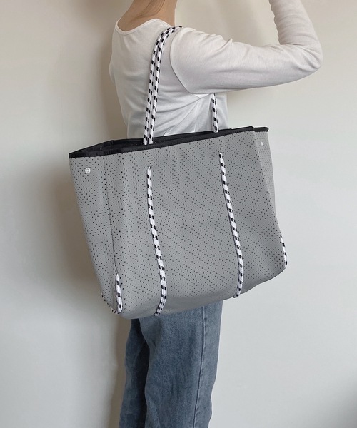 shopnikoniko（ショップニコニコ）の「ネオプレン トートバッグ 大容量（トートバッグ・レディース・ホワイト/ライトグレー/ブラック/ネイビー/グレー/ブルー・フリー）」の3枚目の写真