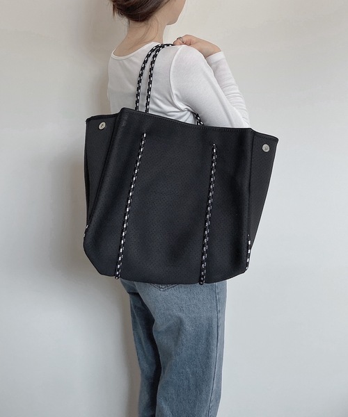 shopnikoniko（ショップニコニコ）の「ネオプレン トートバッグ 大容量（トートバッグ・レディース・ホワイト/ライトグレー/ブラック/ネイビー/グレー/ブルー・フリー）」の9枚目の写真