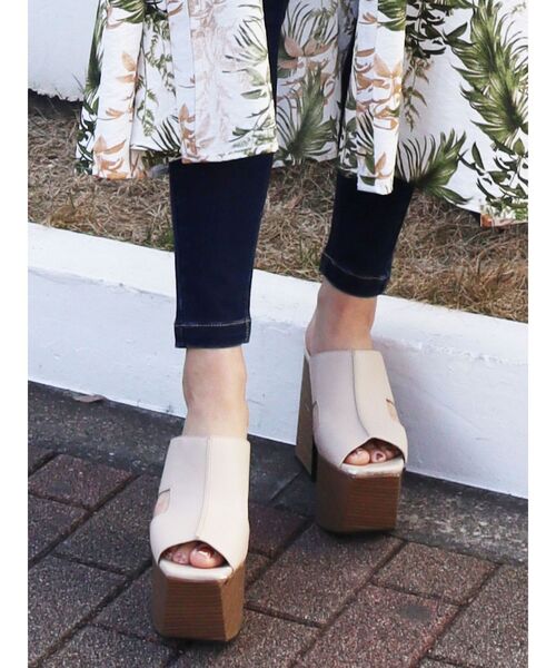 EMODA(エモダ)の「カッティングハイバルキーヒール(サンダル・レディース・ブラック/ベージュ/ブラウン・SMALL/MEDIUM/LARGE)」の3枚目の写真