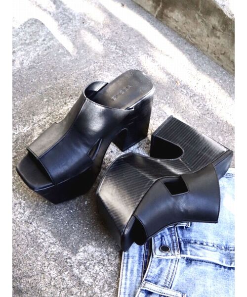 EMODA(エモダ)の「カッティングハイバルキーヒール(サンダル・レディース・ブラック/ベージュ/ブラウン・SMALL/MEDIUM/LARGE)」の2枚目の写真