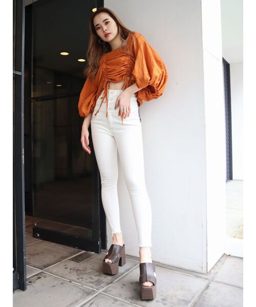 EMODA(エモダ)の「カッティングハイバルキーヒール(サンダル・レディース・ブラック/ベージュ/ブラウン・SMALL/MEDIUM/LARGE)」の10枚目の写真