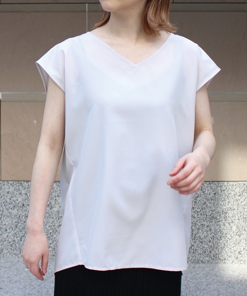 LAVEANGE(ラビアンジェ)の「シルキーサテンバックタックブラウス【大きいサイズ対応】(シャツ/ブラウス)」|ライトグレー