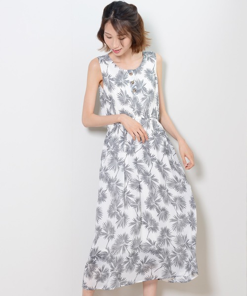 shopnikoniko(ショップニコニコ)の「ノースリーブ ロングワンピース ヤシ柄 ボタニカル(ワンピース・レディース・ベージュ/ブラック/オフホワイト・フリー)」の1枚目の写真