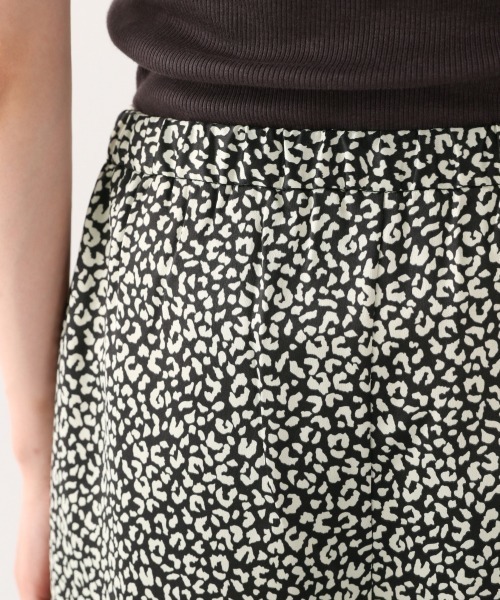 LOWRYS FARM（ローリーズファーム）の「サテンイージーパンツ　894666（その他パンツ・レディース・オレンジ/グリーン/アイボリー/ブラック系その他/チャコールグレー・FREE）」の16枚目の写真