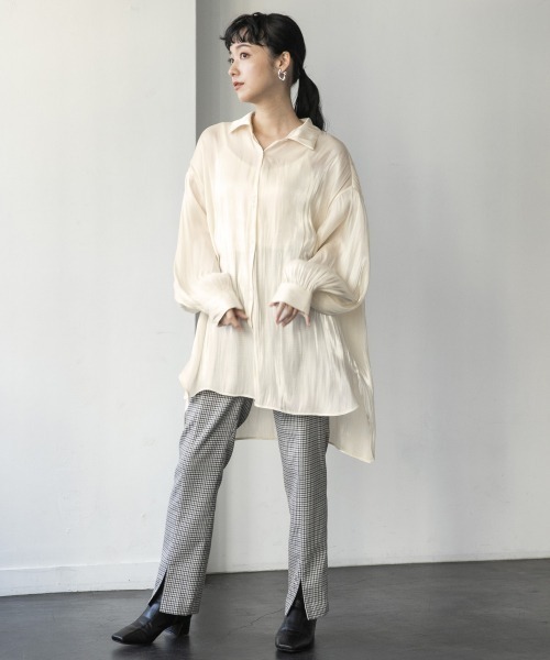 LOWRYS FARM（ローリーズファーム）の「シャイニーサテンシャツ