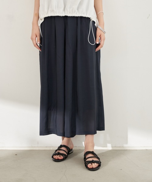 YECCA VECCA(イェッカヴェッカ)の「シルキーギャザーワイドパンツ *(その他パンツ・レディース・チャコールグレー/オレンジ/ネイビー/ブルー系その他7・FREE)」の2枚目の写真