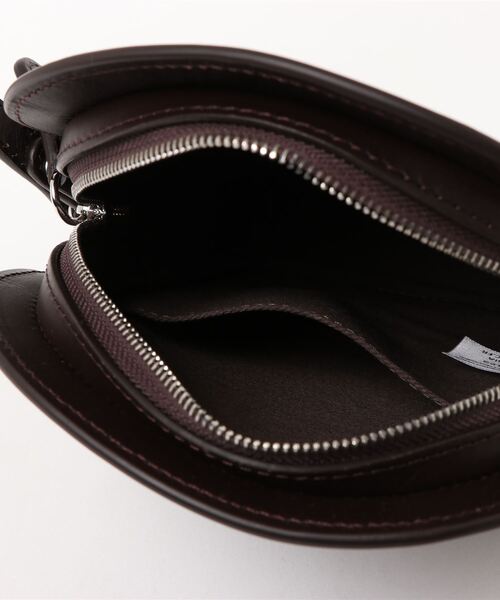 A.P.C.(アーペーセー)の「NECK POUCH DEMI-LUNE 21A(ポーチ・メンズ・ブラック/ブラウン系その他・ONESIZE)」の4枚目の写真