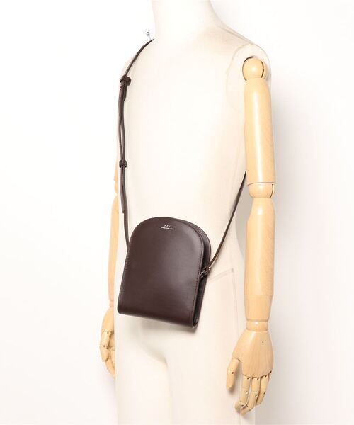 A.P.C.(アーペーセー)の「NECK POUCH DEMI-LUNE 21A(ポーチ・メンズ・ブラック/ブラウン系その他・ONESIZE)」の5枚目の写真