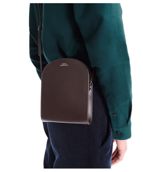 A.P.C.(アーペーセー)の「NECK POUCH DEMI-LUNE 21A(ポーチ・メンズ・ブラック/ブラウン系その他・ONESIZE)」の1枚目の写真