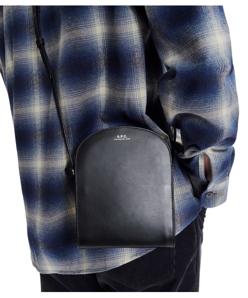 A.P.C.(アーペーセー)の「NECK POUCH DEMI-LUNE 21A(ポーチ・メンズ・ブラック/ブラウン系その他・ONESIZE)」の2枚目の写真
