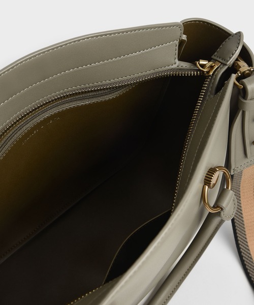 CHARLES & KEITH（チャールズ & キース）の「リングディティール ホーボーバッグ / Ring Detail Large Hobo Bag（ショルダーバッグ・レディース・ブラック/ホワイト系その他/ライトベージュ・L）」の13枚目の写真