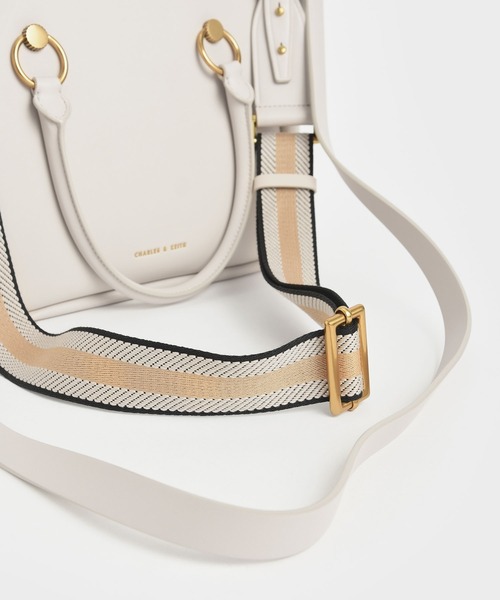 CHARLES & KEITH（チャールズ & キース）の「リングディティール ホーボーバッグ / Ring Detail Large Hobo Bag（ショルダーバッグ・レディース・ブラック/ホワイト系その他/ライトベージュ・L）」の10枚目の写真