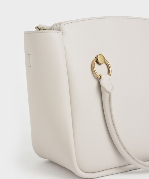 CHARLES & KEITH（チャールズ & キース）の「リングディティール ホーボーバッグ / Ring Detail Large Hobo Bag（ショルダーバッグ・レディース・ブラック/ホワイト系その他/ライトベージュ・L）」の7枚目の写真