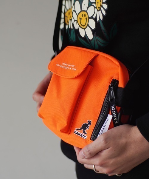 KANGOL（カンゴール）の「【KANGOL / カンゴール】 マルチ ミニ ショルダー ポーチ（ショルダーバッグ・メンズ・ブラック/ベージュ/オレンジ/ブラック×ホワイト・FREE）」の4枚目の写真