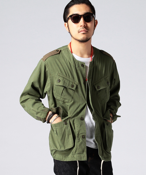 BEAMS（ビームス）の「○BEAMS / ノーカラー ファティーグ ジャケット（ミリタリージャケット・メンズ・オフホワイト/オリーブ・MEDIUM/LARGE/SMALL）」の2枚目の写真