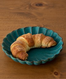 MILLION CARATS（ミリオンカラッツ）の「【益子焼】メイン料理を盛り付けるのにおすすめの花をモチーフにしたデザインの深皿 L(21cm) 電子レンジ・食洗器対応（食器）」
