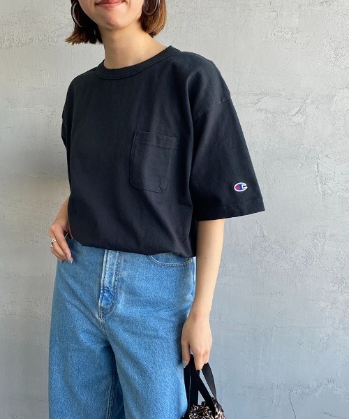 Champion（チャンピオン）の「[Champion/チャンピオン] T1011 ショートスリーブポケットTシャツ（Tシャツ/カットソー・レディース・ホワイト/ブラック・M/L/XL）」の2枚目の写真
