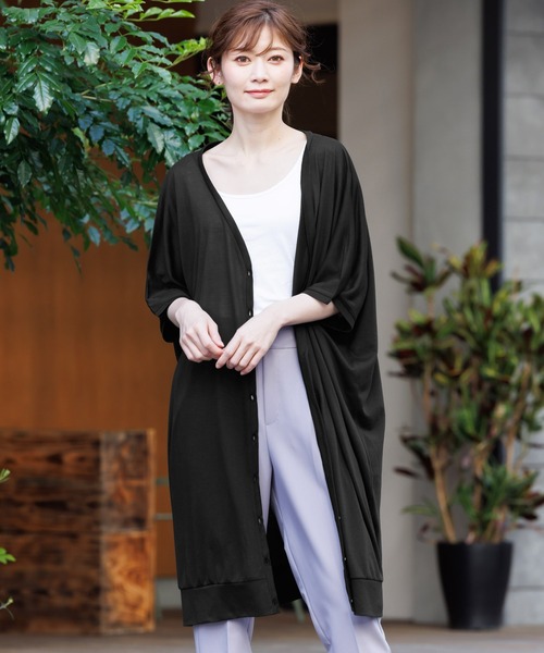 mili an deni(ミリアンデニ)の「UVドルマン5分袖ロングカーディガン(カーディガン/ボレロ・レディース・ベージュ/ブラック/ブルーグリーン/チャコールグレー/ライトグレー/アッシュグレー/カーキ/ラベンダー/レモンイエロー/チェリーレッド/モカ/ネイビー/ライトグリーン/ブルー/ホワイト/ダークオレンジ/ダークアッシュ/ダークパープル/アイボリー・L/M)」の4枚目の写真