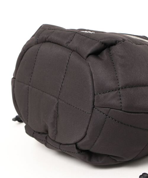 OUTDOOR PRODUCTS(アウトドアプロダクツ)の「WENDEL 221100 巾着型 キルティングバッグ ショルダーバッグ 巾着バッグ(ハンドバッグ・レディース・ブラック/カーキ/ワイン・FREE)」の6枚目の写真