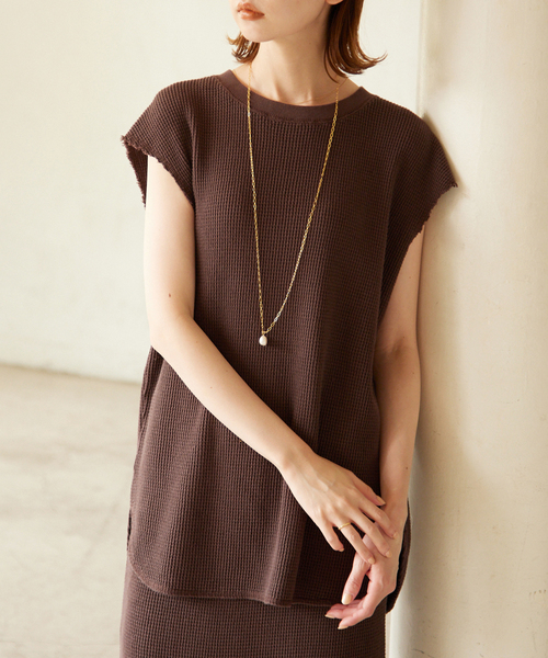 SLOBE IENA（スローブイエナ）の「ピースダイワッフルノースリーブ【洗濯機使用可能】（Tシャツ/カットソー・レディース・オレンジ/チャコールグレー/ブラウン・FREE）」の2枚目の写真