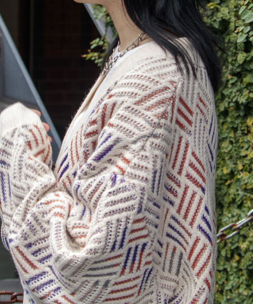 GLOSTER(グロスター)の「【GLOSTER/グロスター】幾何学柄 Vネック ジオメトリック柄 カーディガン(カーディガン/ボレロ・メンズ・ホワイト系その他/ブラック系その他・S/M/L)」の3枚目の写真