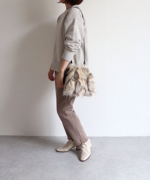 MIAN （ミアン）の「ミックスファー巾着ショルダーバッグ（ショルダーバッグ・レディース・ブラック/グレー/ブルー/ブラウン/ベージュ/カーキ・FREE）」の15枚目の写真