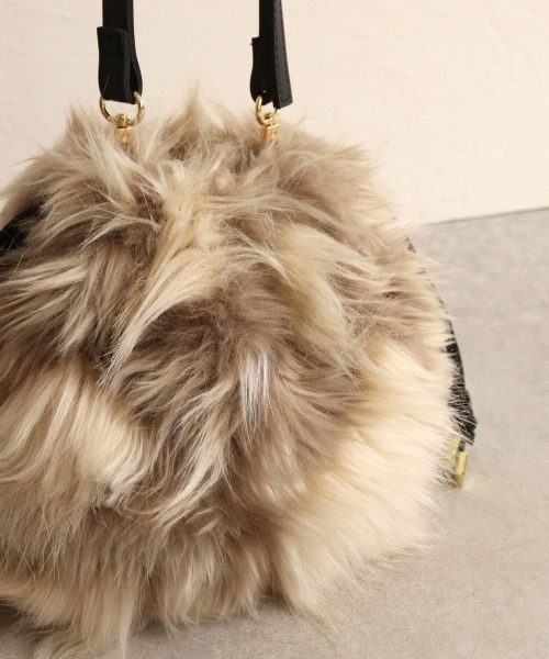 MIAN （ミアン）の「ミックスファー巾着ショルダーバッグ（ショルダーバッグ・レディース・ブラック/グレー/ブルー/ブラウン/ベージュ/カーキ・FREE）」の19枚目の写真