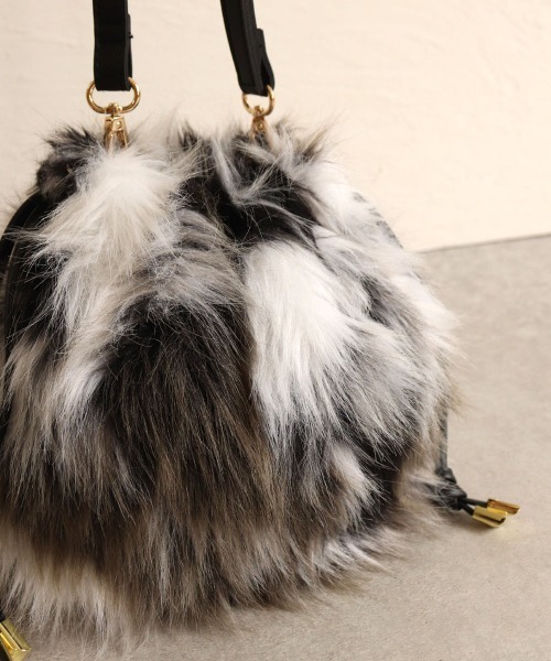 MIAN （ミアン）の「ミックスファー巾着ショルダーバッグ（ショルダーバッグ・レディース・ブラック/グレー/ブルー/ブラウン/ベージュ/カーキ・FREE）」の20枚目の写真