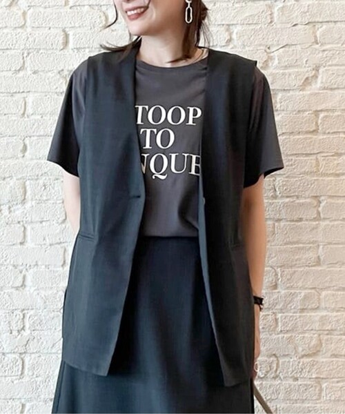 Cutie Blonde（キューティーブロンド）の「◆【セットアップ可】Tシャツに合わせるだけでこなれ感UP 麻調Vネックジレ（ベスト・レディース・ブラック/ナチュラル・00）」の2枚目の写真
