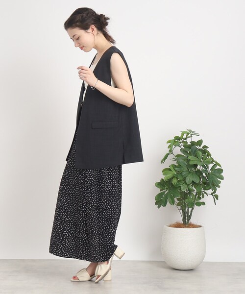 Cutie Blonde（キューティーブロンド）の「◆【セットアップ可】Tシャツに合わせるだけでこなれ感UP 麻調Vネックジレ（ベスト・レディース・ブラック/ナチュラル・00）」の4枚目の写真