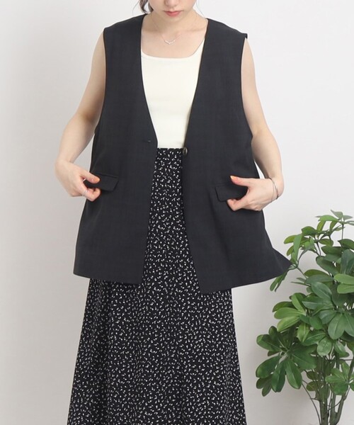 Cutie Blonde（キューティーブロンド）の「◆【セットアップ可】Tシャツに合わせるだけでこなれ感UP 麻調Vネックジレ（ベスト・レディース・ブラック/ナチュラル・00）」の5枚目の写真