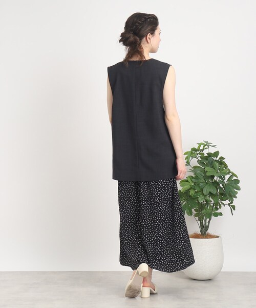 Cutie Blonde（キューティーブロンド）の「◆【セットアップ可】Tシャツに合わせるだけでこなれ感UP 麻調Vネックジレ（ベスト・レディース・ブラック/ナチュラル・00）」の6枚目の写真