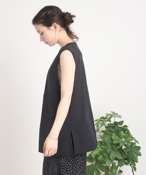 Cutie Blonde（キューティーブロンド）の「◆【セットアップ可】Tシャツに合わせるだけでこなれ感UP 麻調Vネックジレ（ベスト・レディース・ブラック/ナチュラル・00）」の8枚目の写真