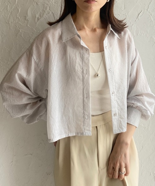 She's Closet(シーズクローゼット)の「ボリュームスリーブショート丈長袖ストライプシアーシャツ(シャツ/ブラウス・レディース・グリーン/ベージュ/パープル/グレー/ブルー/ネイビー/オレンジ/ピンク/イエロー/ホワイト・FREE)」の3枚目の写真