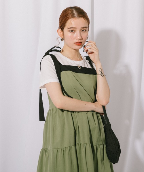 Jeudi(ジュディ)の「スランティングスリットTシャツ(Tシャツ/カットソー・レディース・グリーン/ホワイト・FREE)」の6枚目の写真