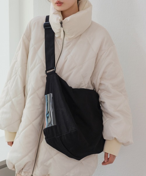 Kastane（カスタネ）の「【A4対応/PC対応】キャンバスショルダーBAG（ショルダーバッグ・レディース・ブラック/アイボリー・FREE）」の2枚目の写真