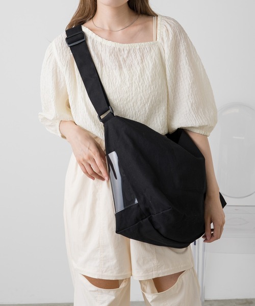 Kastane（カスタネ）の「【A4対応/PC対応】キャンバスショルダーBAG（ショルダーバッグ・レディース・ブラック/アイボリー・FREE）」の3枚目の写真