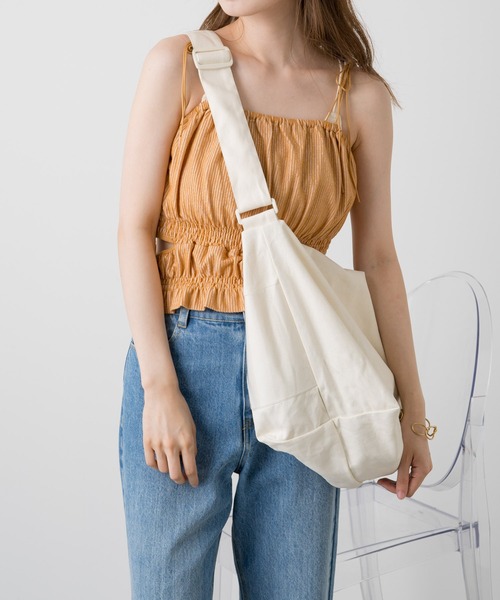 Kastane（カスタネ）の「【A4対応/PC対応】キャンバスショルダーBAG（ショルダーバッグ・レディース・ブラック/アイボリー・FREE）」の7枚目の写真