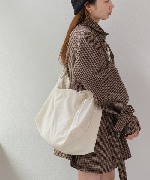 Kastane（カスタネ）の「【A4対応/PC対応】キャンバスショルダーBAG（ショルダーバッグ・レディース・ブラック/アイボリー・FREE）」の11枚目の写真