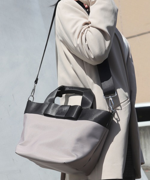 florist（フローリスト）の「【2WAY/3WAY】配色リボンが大人かわいいデイリーハンドバッグ/ショルダーバッグ（トートバッグ・レディース・ブラック/オレンジ/ベージュ/ライトグレー/ネイビー/マスタード/モカ/グレイッシュベージュ・FREE）」の5枚目の写真