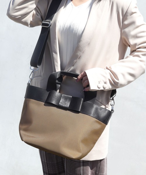 florist（フローリスト）の「【2WAY/3WAY】配色リボンが大人かわいいデイリーハンドバッグ/ショルダーバッグ（トートバッグ・レディース・ブラック/オレンジ/ベージュ/ライトグレー/ネイビー/マスタード/モカ/グレイッシュベージュ・FREE）」の4枚目の写真