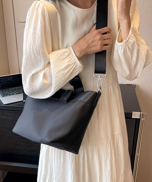 florist（フローリスト）の「【2WAY/3WAY】配色リボンが大人かわいいデイリーハンドバッグ/ショルダーバッグ（トートバッグ・レディース・ブラック/オレンジ/ベージュ/ライトグレー/ネイビー/マスタード/モカ/グレイッシュベージュ・FREE）」の14枚目の写真