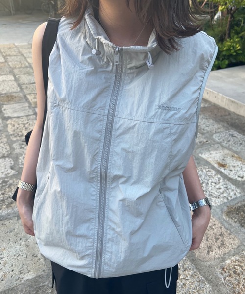 新品 shesame ワンポイント刺繍ナイロンメッシュベスト グレー ダウン shesame（シーセム）の「ワンポイント刺繍ナイロンメッシュ
