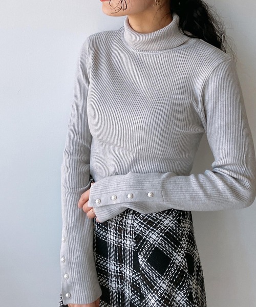 AS KNOW AS plus(アズノゥアズプラス)の「☆袖ボタンタートルリブニットプルオーバー(ニット/セーター・レディース・ブラック/グレー/オフホワイト/レッド/グリーン・FREE)」の3枚目の写真