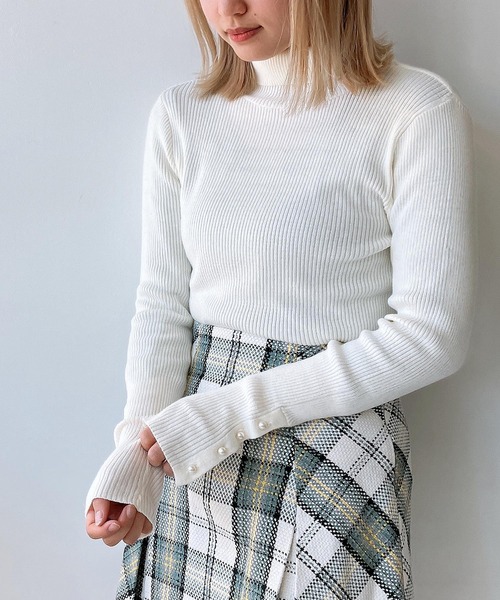 AS KNOW AS plus(アズノゥアズプラス)の「☆袖ボタンタートルリブニットプルオーバー(ニット/セーター・レディース・ブラック/グレー/オフホワイト/レッド/グリーン・FREE)」の2枚目の写真