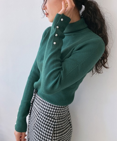 AS KNOW AS plus(アズノゥアズプラス)の「☆袖ボタンタートルリブニットプルオーバー(ニット/セーター・レディース・ブラック/グレー/オフホワイト/レッド/グリーン・FREE)」の4枚目の写真