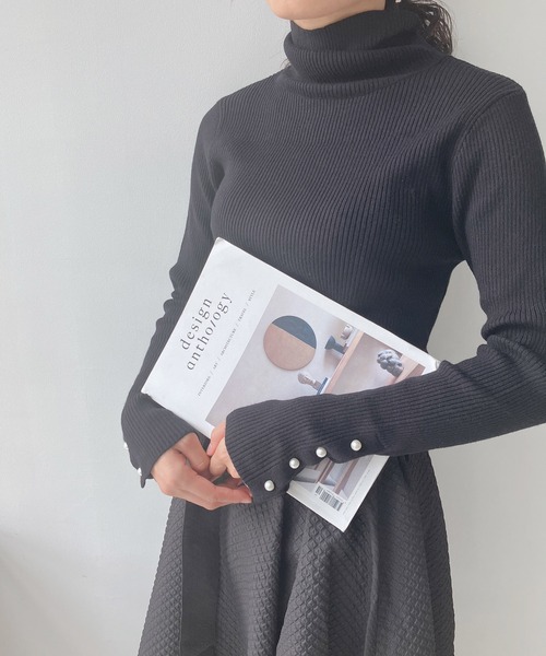 AS KNOW AS plus(アズノゥアズプラス)の「☆袖ボタンタートルリブニットプルオーバー(ニット/セーター・レディース・ブラック/グレー/オフホワイト/レッド/グリーン・FREE)」の1枚目の写真