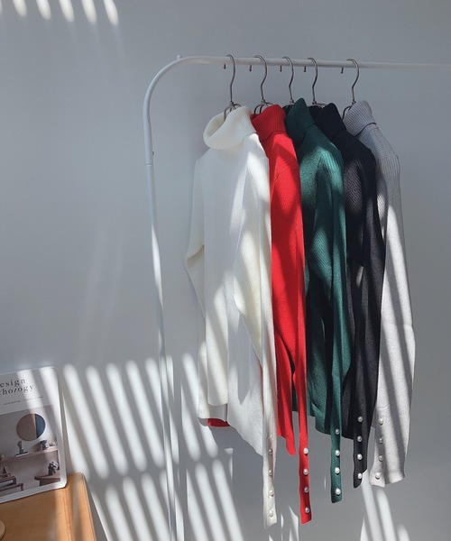 AS KNOW AS plus(アズノゥアズプラス)の「☆袖ボタンタートルリブニットプルオーバー(ニット/セーター・レディース・ブラック/グレー/オフホワイト/レッド/グリーン・FREE)」の7枚目の写真