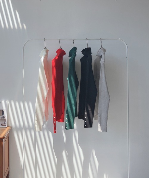 AS KNOW AS plus(アズノゥアズプラス)の「☆袖ボタンタートルリブニットプルオーバー(ニット/セーター・レディース・ブラック/グレー/オフホワイト/レッド/グリーン・FREE)」の9枚目の写真